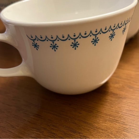 Corelle Snowflake Blue 4 Coffee Cups in Original Box NOS Mid Century USA - Picture 4 of 15